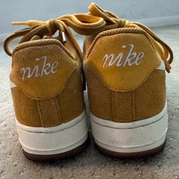 NIKE AIR FORCE 1 LOW (DA8302-700) Women’s University Gold Shoes-Size 8 1/2 - Picture 7 of 12